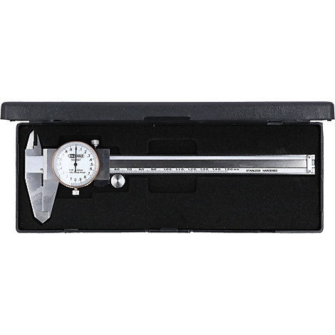 Ein silberner Messschieber mit analoger Anzeige in einem schwarzen Koffer. Der Messschieber ist geöffnet und zeigt die Messskala.